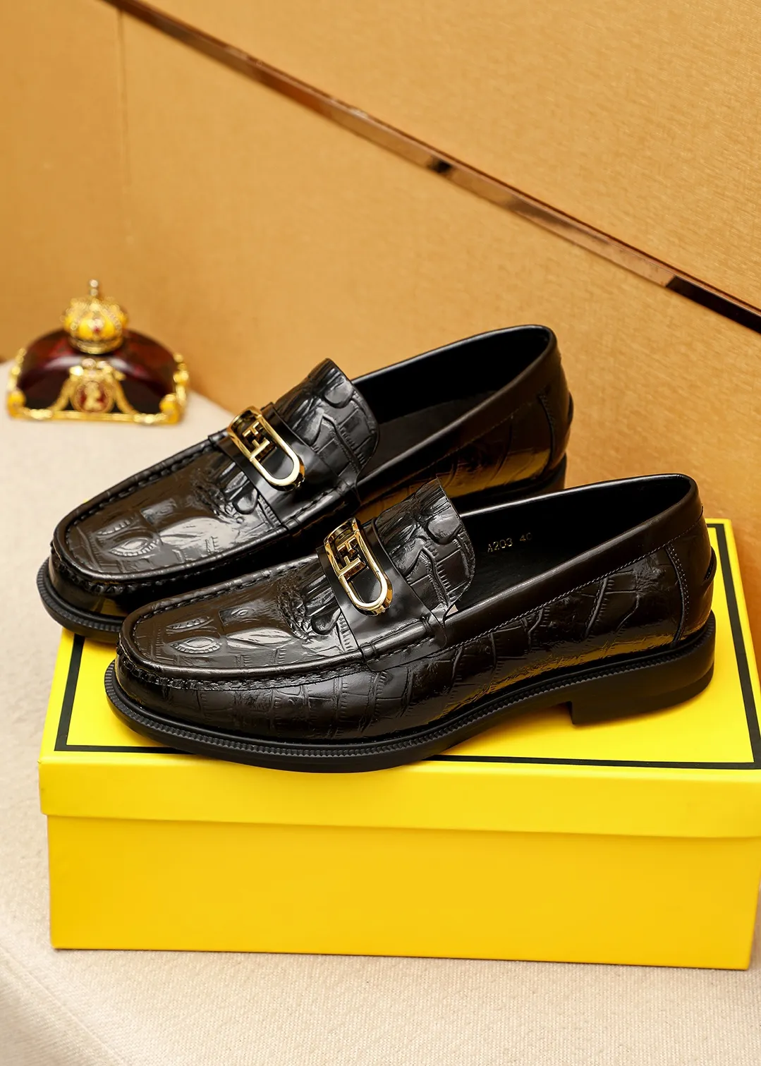 Men's shoes 💰460 💐 Product trademark: FENDI [Fendi] casual leather shoes Regular size: 38-44 (45.46🉑️customized) Product materials: Selected imported first-layer open-edge beaded cowhide embossed upper + luxury hardware buckle, imported cow 🐂 lining. Strong three-dimensional visual effect, original outsole color: 1⃣️color optional